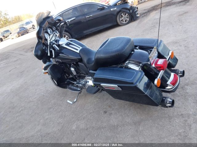 2011 HARLEY-DAVIDSON FLHTCU 1HD1FC416BB677292 Photo 2