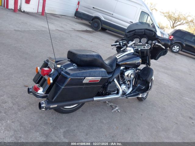 2011 HARLEY-DAVIDSON FLHTCU 1HD1FC416BB677292 Photo 3
