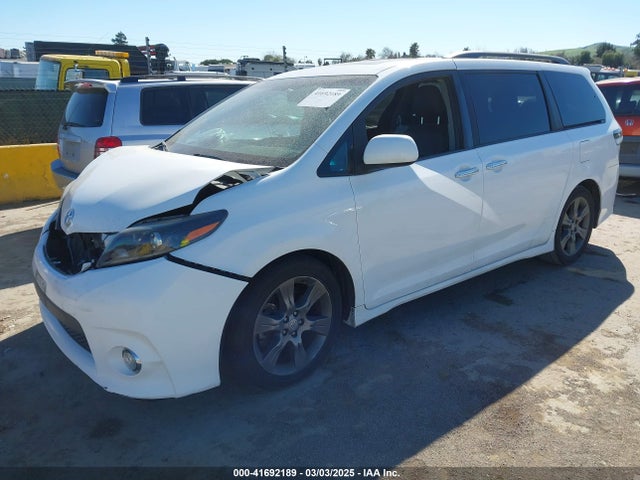 5TDXK3DC4GS700786 Toyota Sienna Se Premium 8 Passenger