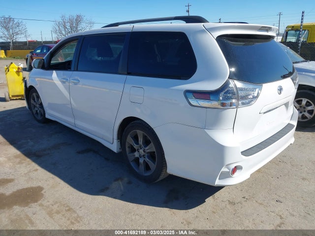 5TDXK3DC4GS700786 Toyota Sienna Se Premium 8 Passenger