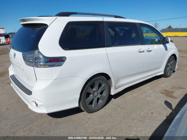 5TDXK3DC4GS700786 Toyota Sienna Se Premium 8 Passenger