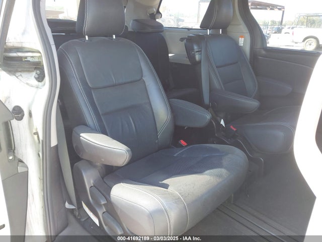 5TDXK3DC4GS700786 Toyota Sienna Se Premium 8 Passenger