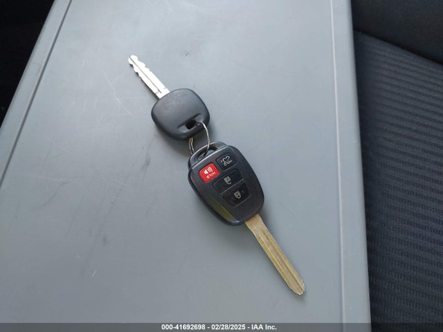 2T3ZFREV0FW204588 Toyota RAV4 LE