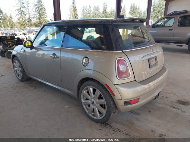 2009 MINI COOPER S WMWMF73579TW83775 Photo 2