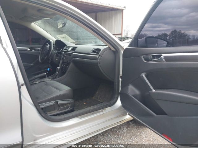 1VWDT7A31HC023059 Volkswagen Passat 1.8t R-line