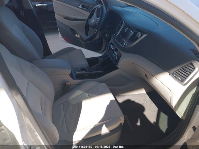 KM8J23A45HU328404 Hyundai TUCSON SE
