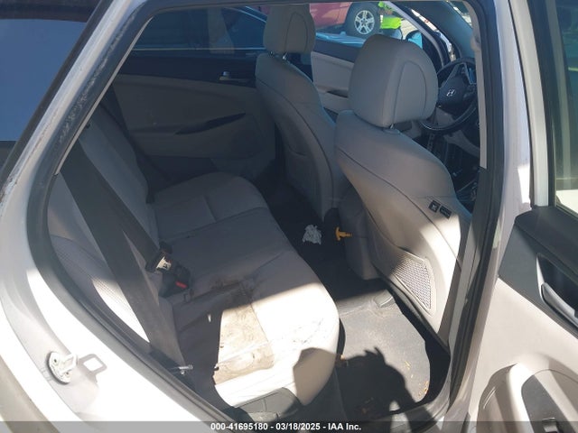 KM8J23A45HU328404 Hyundai TUCSON SE