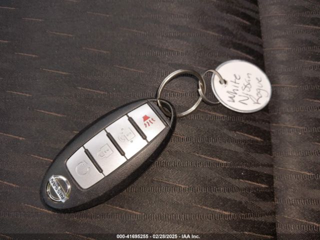 KNMAT2MV8HP617162 Nissan ROGUE SV
