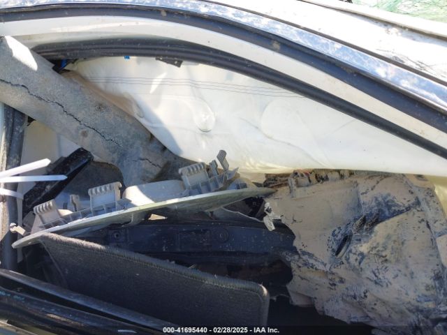 2T3H1RFV7KW052652 Toyota RAV4 LE