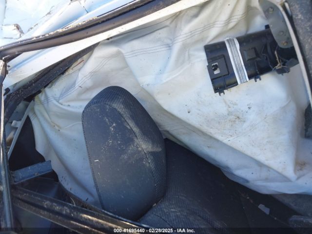 2T3H1RFV7KW052652 Toyota RAV4 LE