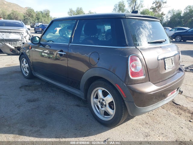 2011 MINI COOPER WMWSU3C50BT098645 Photo 2