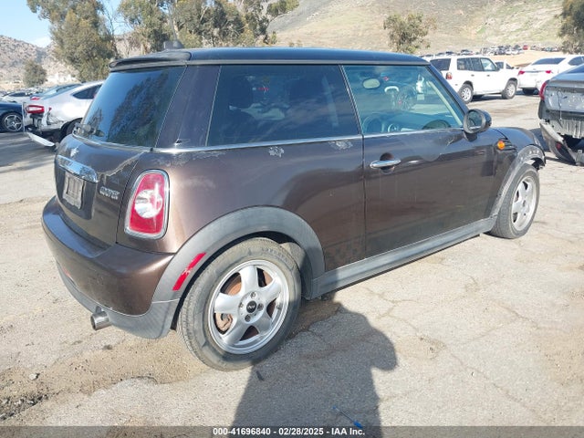 2011 MINI COOPER WMWSU3C50BT098645 Photo 3