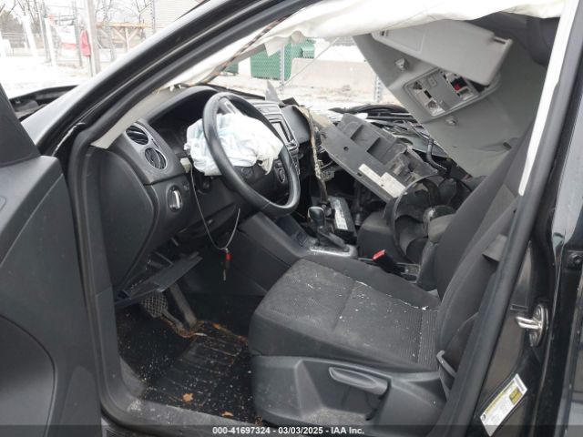 WVGAV7AX2FW549016 Volkswagen TIGUAN S