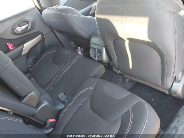 1C4PJLCB8HW667692 Jeep Cherokee Latitude Fwd