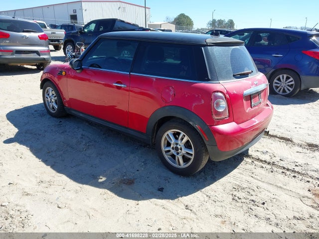 2011 MINI COOPER WMWSU3C59BT097347 Photo 2