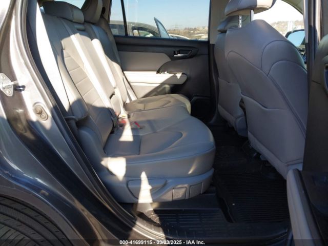 5TDGZRBH2NS200121 Toyota Highlander Xle