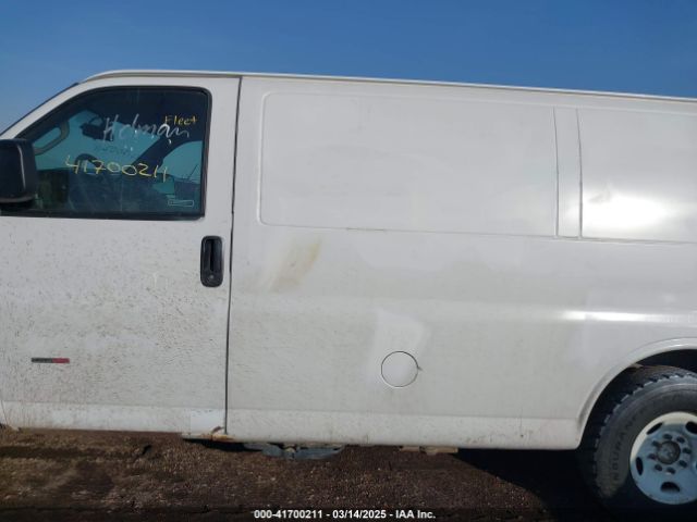 1GCWGAF1XH1325675 Chevrolet Express 2500 Work Van