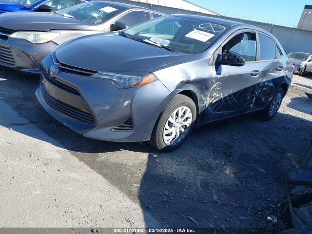 Toyota COROLLA LE 2018 5YFBURHE9JP768889 Image 2