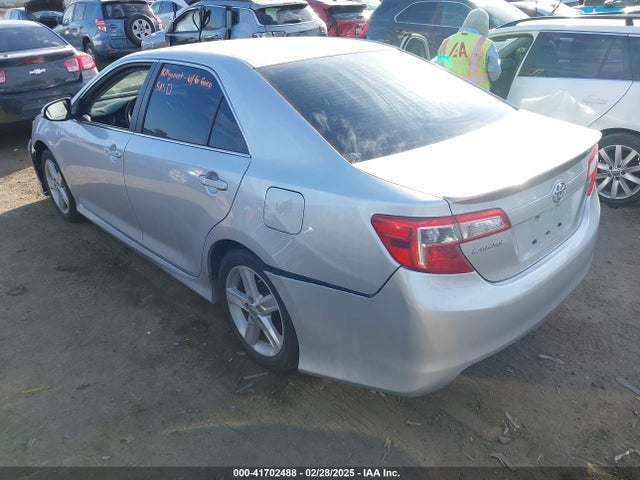 4T1BF1FK0EU452743 Toyota CAMRY SE