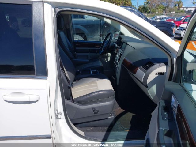 2010 CHRYSLER TOWN & COUNTRY 2A4RR8D17AR414814 Photo 4