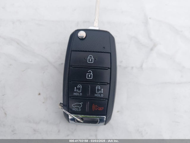 KIA SEDONA LX 2017 KNDMB5C16H6220040 Image 11