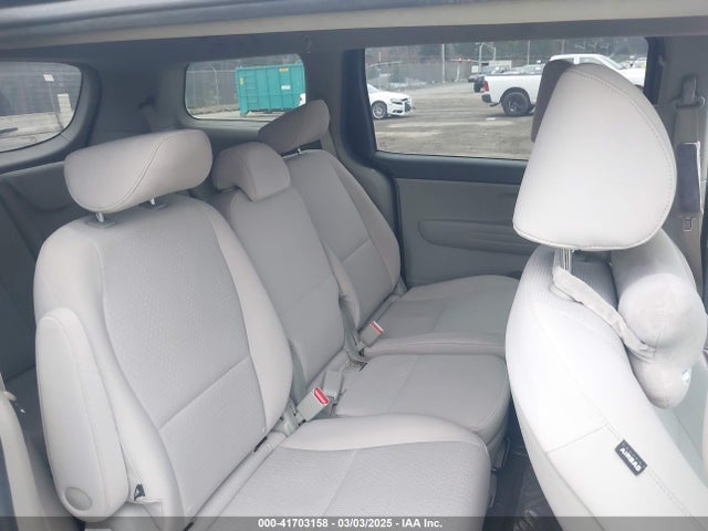 KIA SEDONA LX 2017 KNDMB5C16H6220040 Image 8