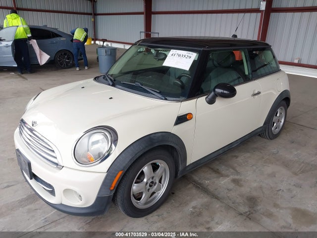 2011 MINI COOPER WMWSU3C53BT251115 Photo 1