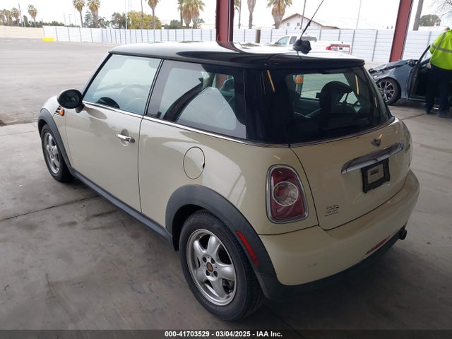 2011 MINI COOPER WMWSU3C53BT251115 Photo 2