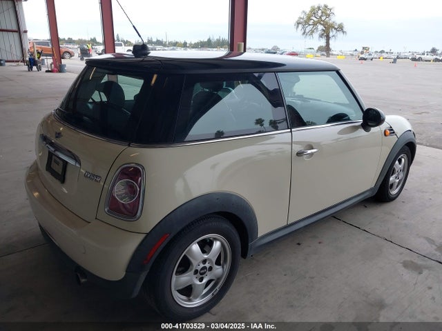 2011 MINI COOPER WMWSU3C53BT251115 Photo 3