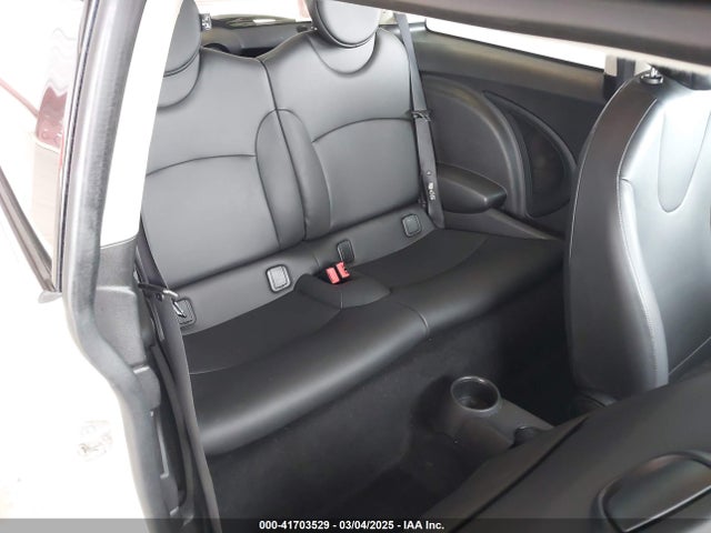 2011 MINI COOPER WMWSU3C53BT251115 Photo 7