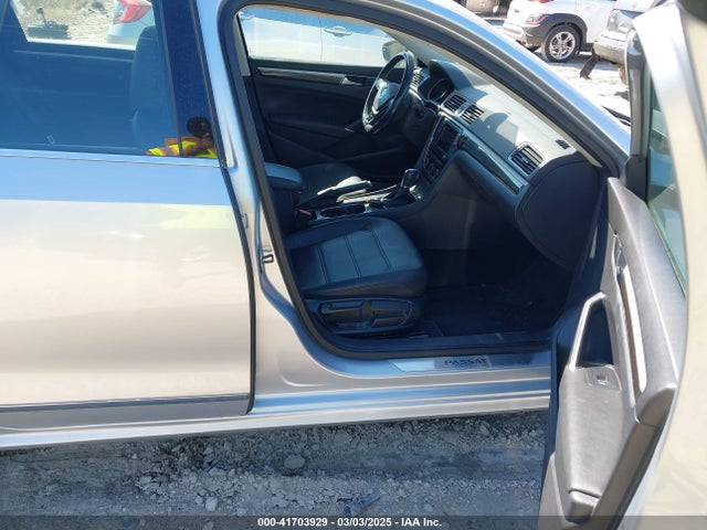 1VWGT7A35HC028813 Volkswagen Passat 1.8t Se