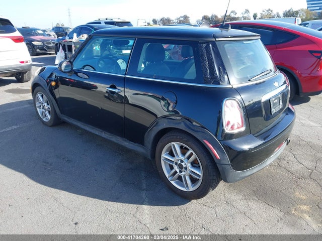 2011 MINI COOPER WMWSU3C56BT093420 Photo 2