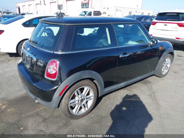 2011 MINI COOPER WMWSU3C56BT093420 Photo 3