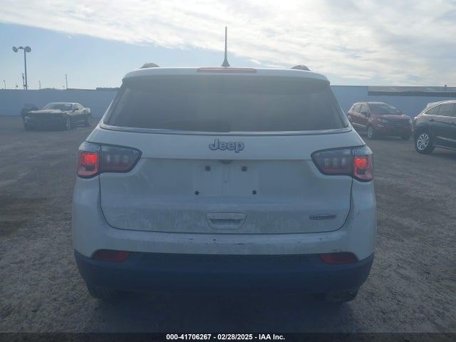 3C4NJCBBXJT123876 Jeep Compass Latitude Fwd