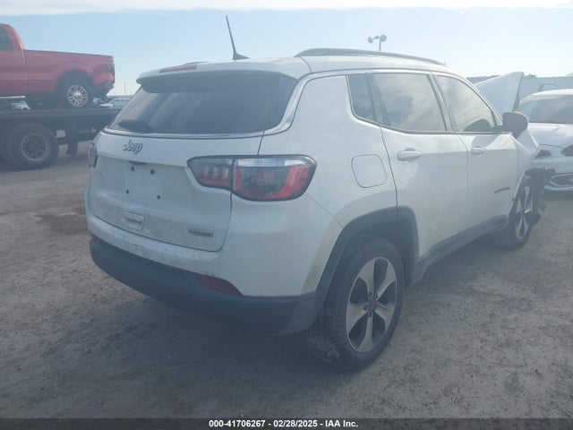 3C4NJCBBXJT123876 Jeep Compass Latitude Fwd