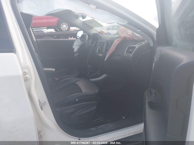 3C4NJCBBXJT123876 Jeep Compass Latitude Fwd