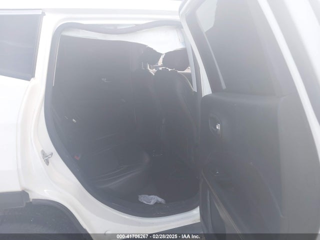 3C4NJCBBXJT123876 Jeep Compass Latitude Fwd