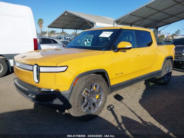 Rivian R1t Adventure 2022 7FCTGAAA2NN005811 Image 2