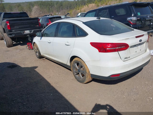 Ford FOCUS SE 2018 1FADP3FE3JL286448 Image 3