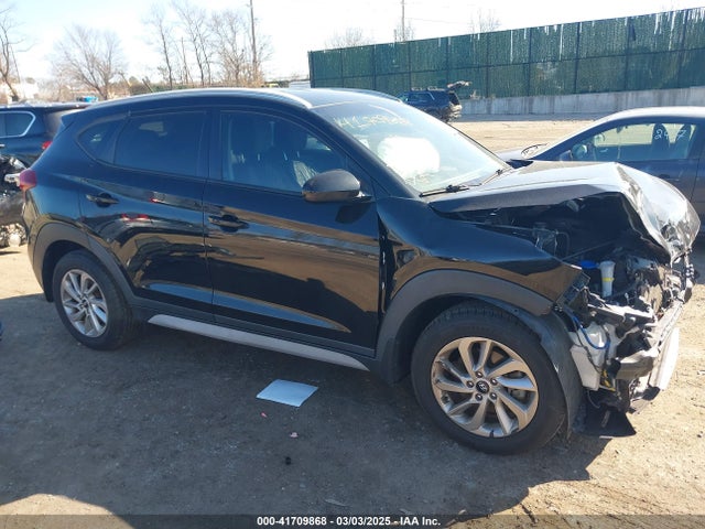 KM8J3CA46HU554786 Hyundai TUCSON SE