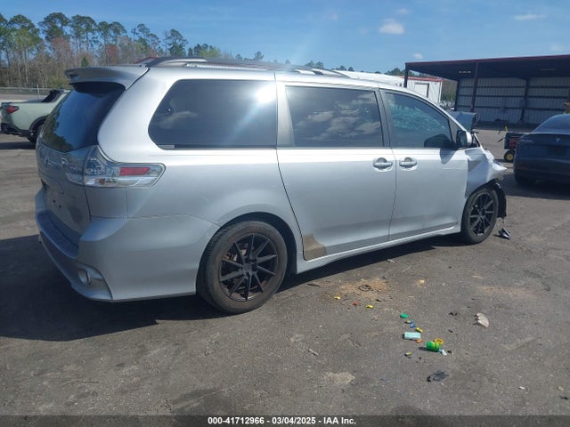 5TDXK3DC3FS550300 Toyota Sienna Se Premium 8 Passenger