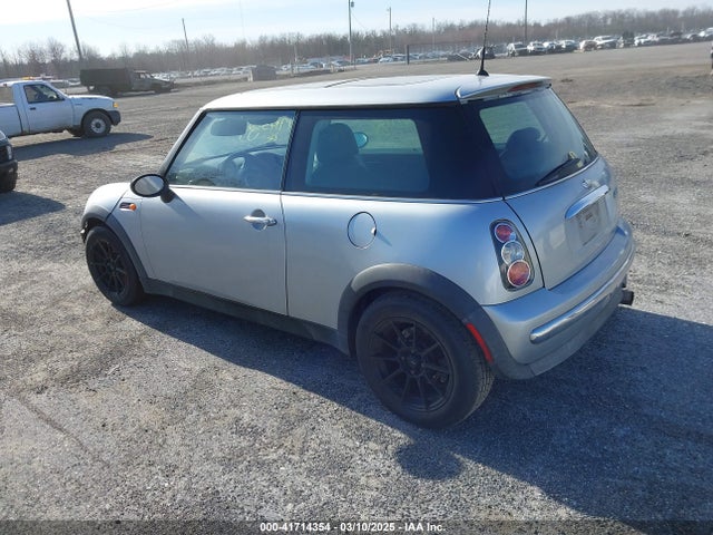 2003 MINI COOPER WMWRC334X3TC45616 Photo 2