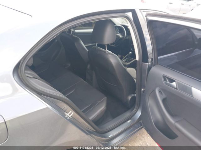 3VWDB7AJ9JM215013 Volkswagen Jetta 1.4t Se/1.4t Wolfsburg Edition