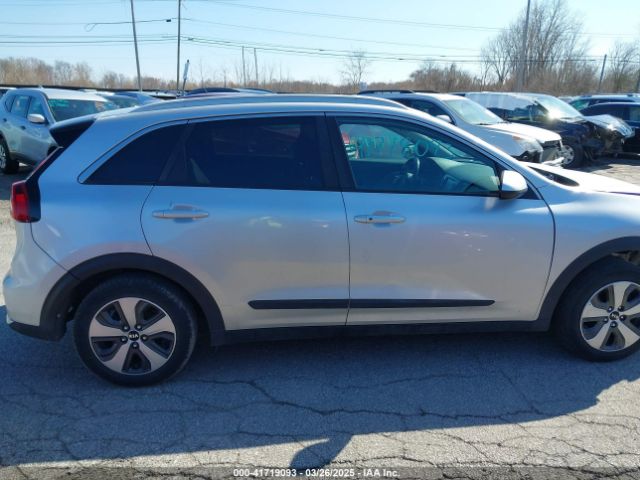 KNDCB3LC9H5074675 KIA NIRO LX