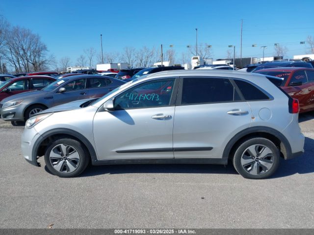 KNDCB3LC9H5074675 KIA NIRO LX