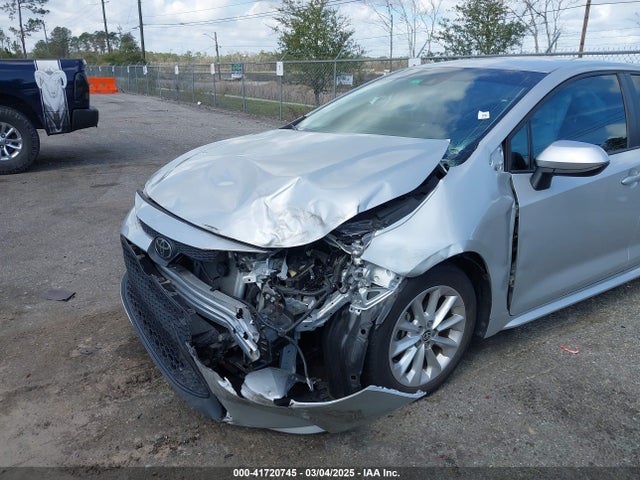 5YFVPMAE7NP373049 Toyota COROLLA LE
