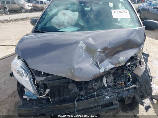 5TDZZ3DC9JS942579 Toyota Sienna L 7 Passenger