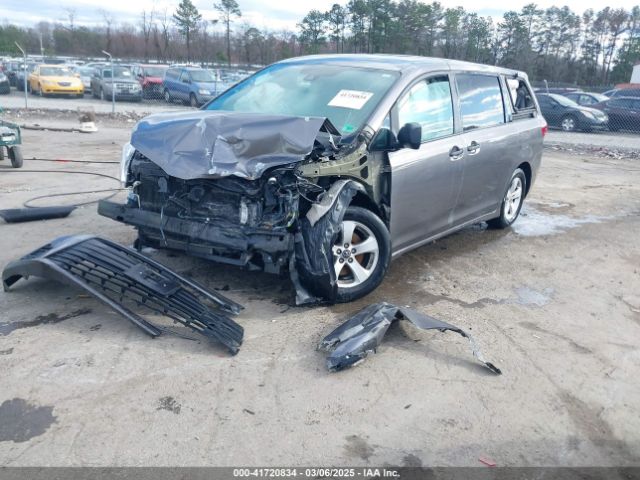 5TDZZ3DC9JS942579 Toyota Sienna L 7 Passenger