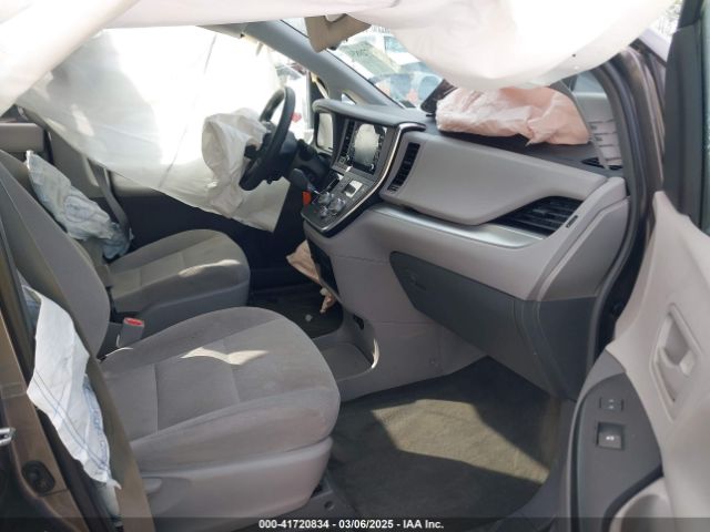 5TDZZ3DC9JS942579 Toyota Sienna L 7 Passenger