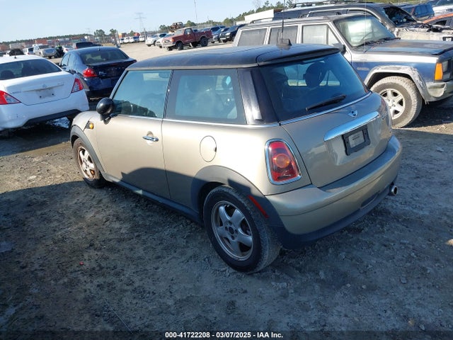 2009 MINI COOPER WMWMF33599TW70776 Photo 2